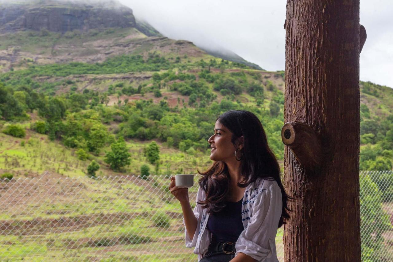 Stayvista'S Ficus Farms - Mountain-View Haven With Rustic Artsy Interiors, Outdoor Pool, Glasshouse, Home Theatre & Karaoke Delight Igatpuri Dış mekan fotoğraf