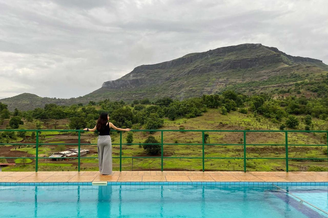 Stayvista'S Ficus Farms - Mountain-View Haven With Rustic Artsy Interiors, Outdoor Pool, Glasshouse, Home Theatre & Karaoke Delight Igatpuri Dış mekan fotoğraf