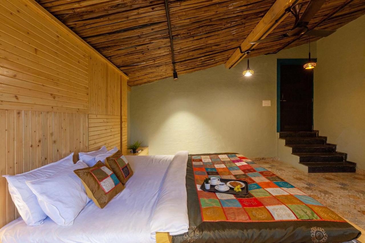 Stayvista'S Ficus Farms - Mountain-View Haven With Rustic Artsy Interiors, Outdoor Pool, Glasshouse, Home Theatre & Karaoke Delight Igatpuri Dış mekan fotoğraf