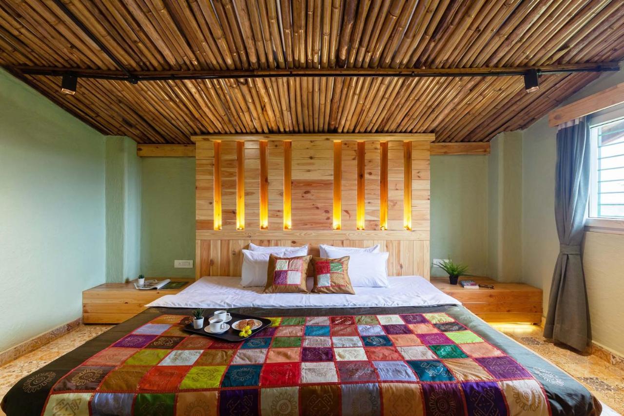 Stayvista'S Ficus Farms - Mountain-View Haven With Rustic Artsy Interiors, Outdoor Pool, Glasshouse, Home Theatre & Karaoke Delight Igatpuri Dış mekan fotoğraf