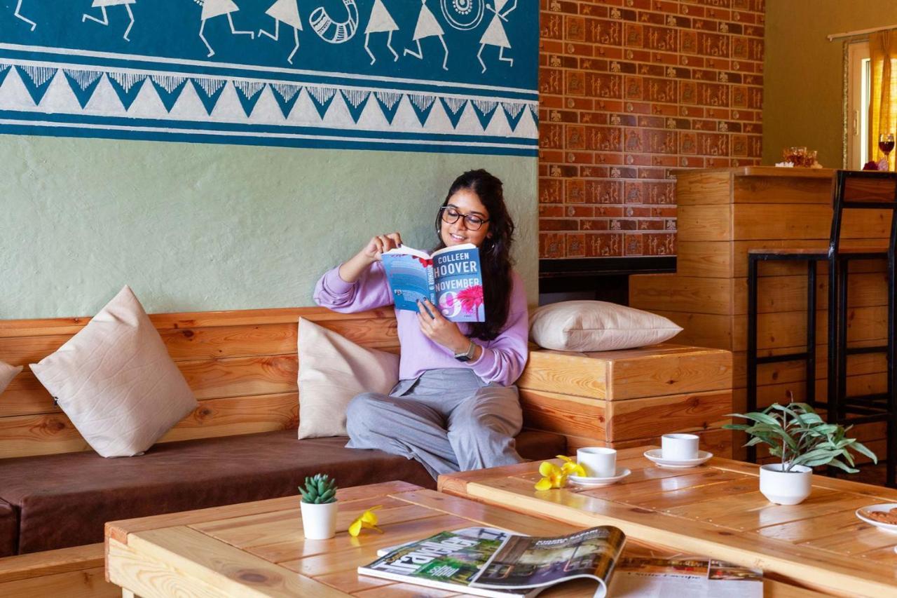 Stayvista'S Ficus Farms - Mountain-View Haven With Rustic Artsy Interiors, Outdoor Pool, Glasshouse, Home Theatre & Karaoke Delight Igatpuri Dış mekan fotoğraf