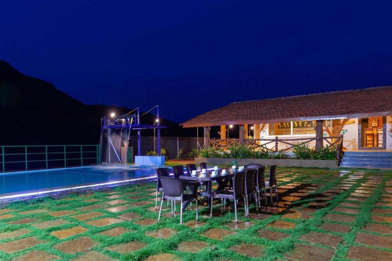 Stayvista'S Ficus Farms - Mountain-View Haven With Rustic Artsy Interiors, Outdoor Pool, Glasshouse, Home Theatre & Karaoke Delight Igatpuri Dış mekan fotoğraf